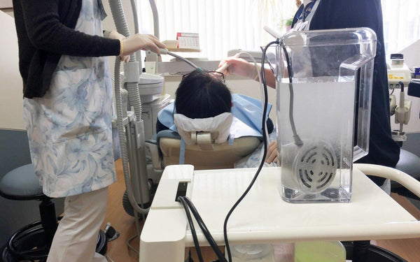 オゾン水を生成する様子