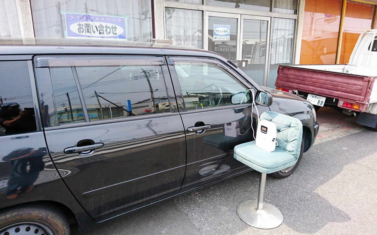 車内を消臭する様子