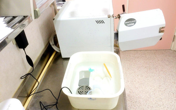 オゾン水を生成する様子